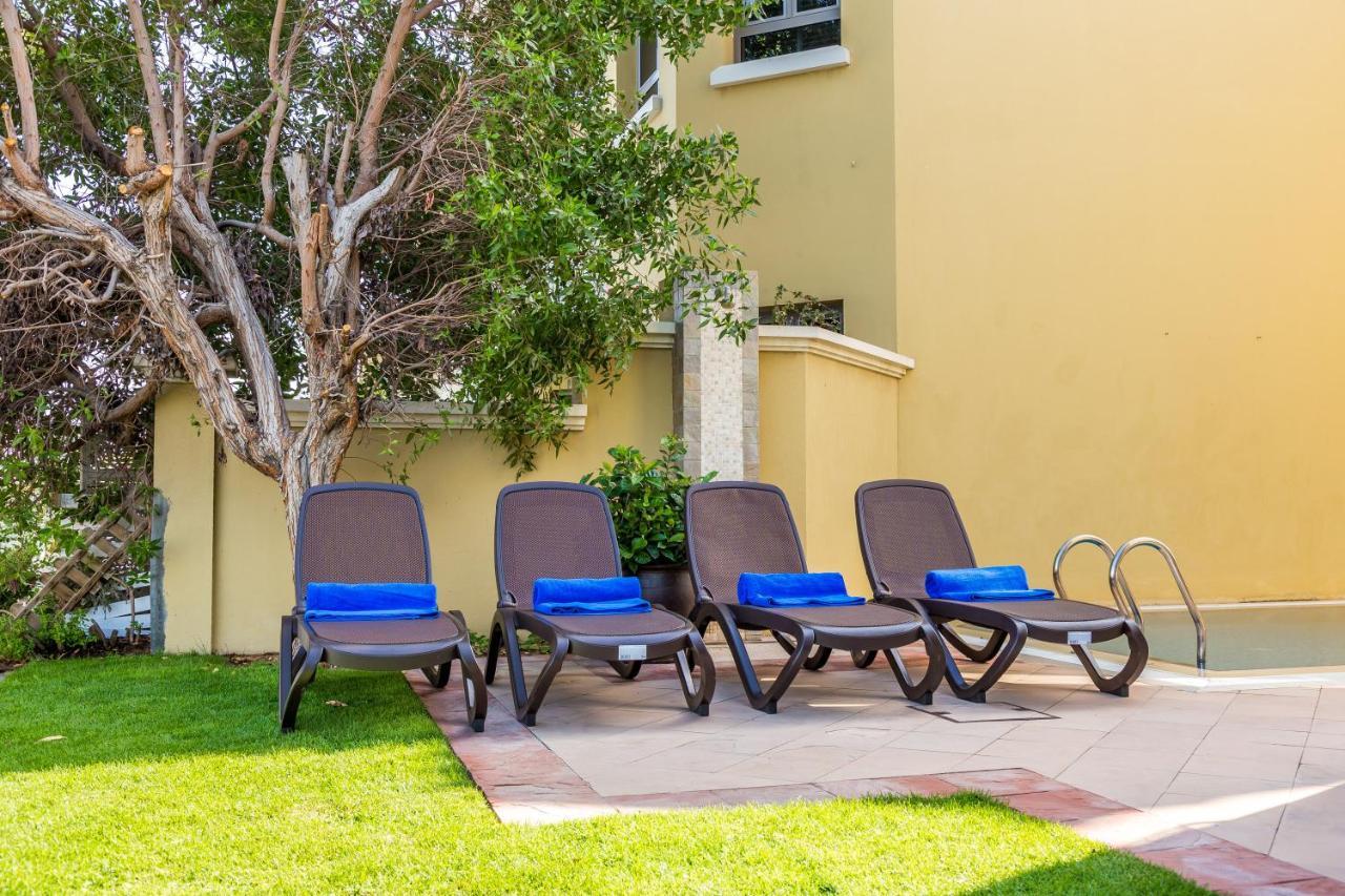 Chic 4Br Villa With Assistant Room And Private Pool On Palm Jumeirah By Deluxe Holiday Homes Дубай Экстерьер фото