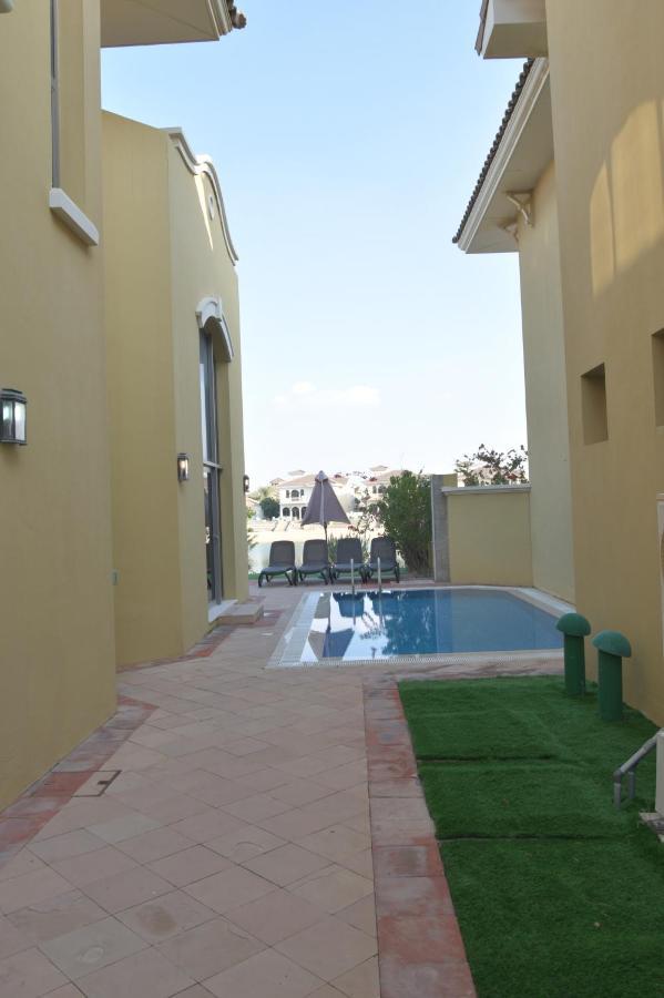 Chic 4Br Villa With Assistant Room And Private Pool On Palm Jumeirah By Deluxe Holiday Homes Дубай Экстерьер фото