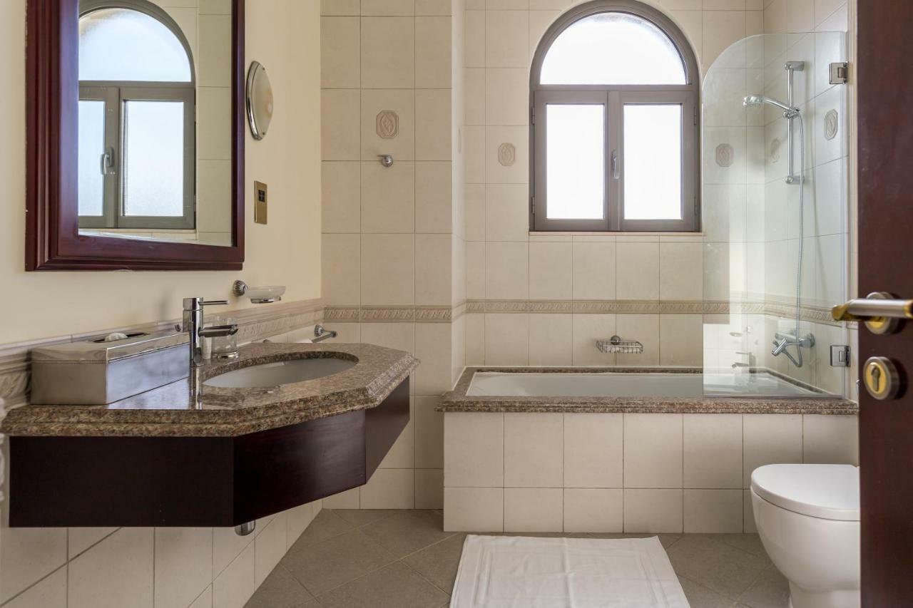 Chic 4Br Villa With Assistant Room And Private Pool On Palm Jumeirah By Deluxe Holiday Homes Дубай Экстерьер фото