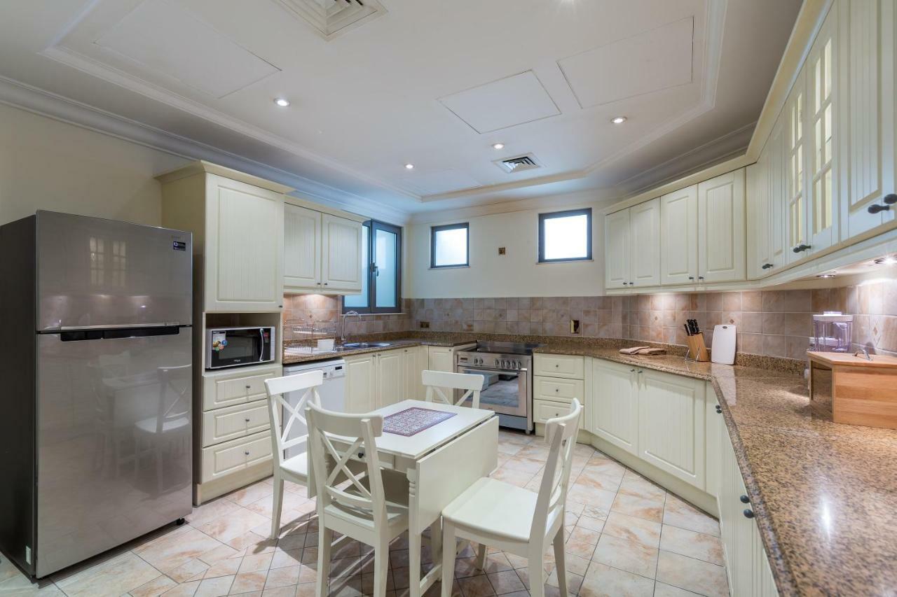 Chic 4Br Villa With Assistant Room And Private Pool On Palm Jumeirah By Deluxe Holiday Homes Дубай Экстерьер фото