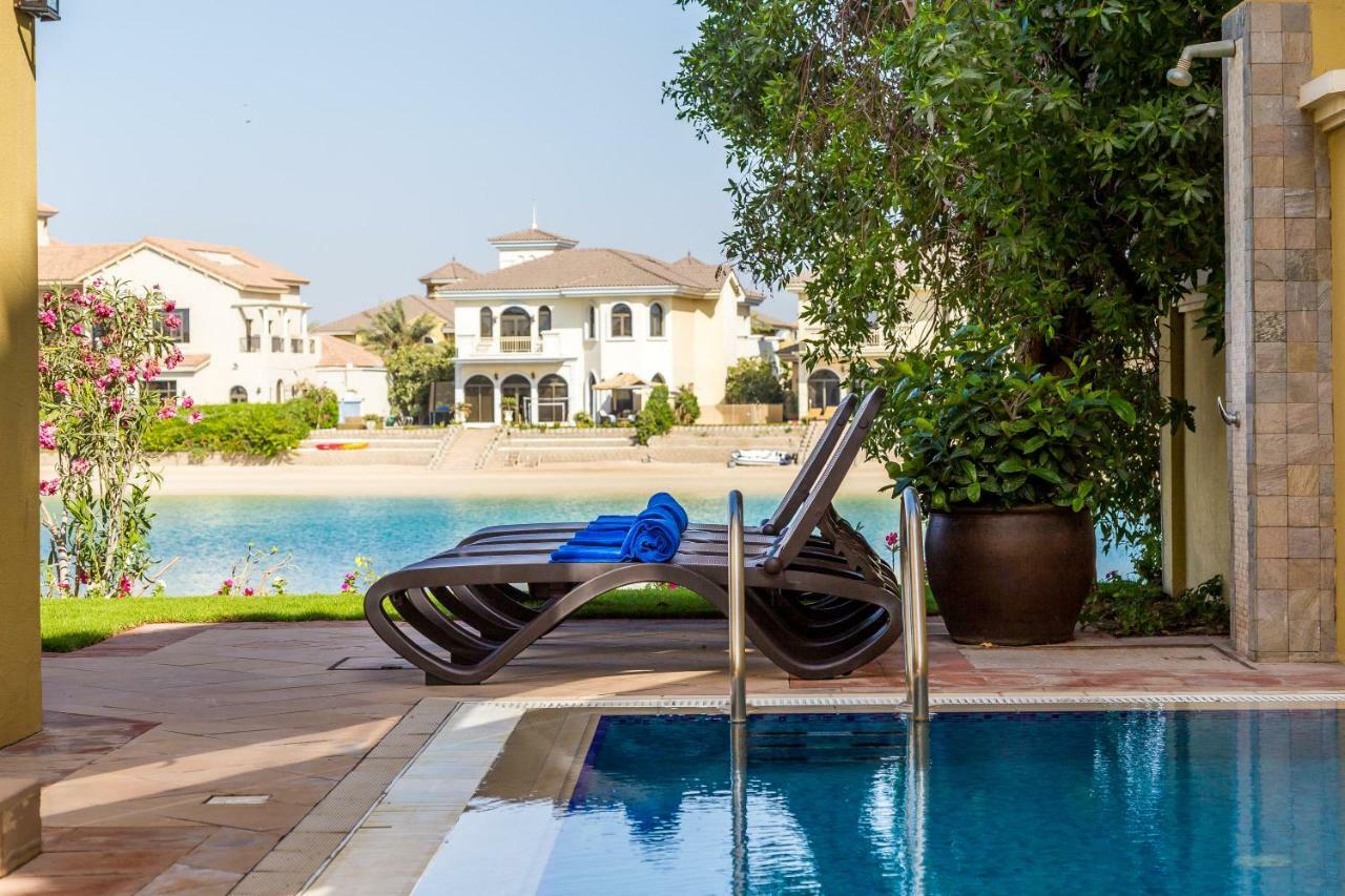 Chic 4Br Villa With Assistant Room And Private Pool On Palm Jumeirah By Deluxe Holiday Homes Дубай Экстерьер фото