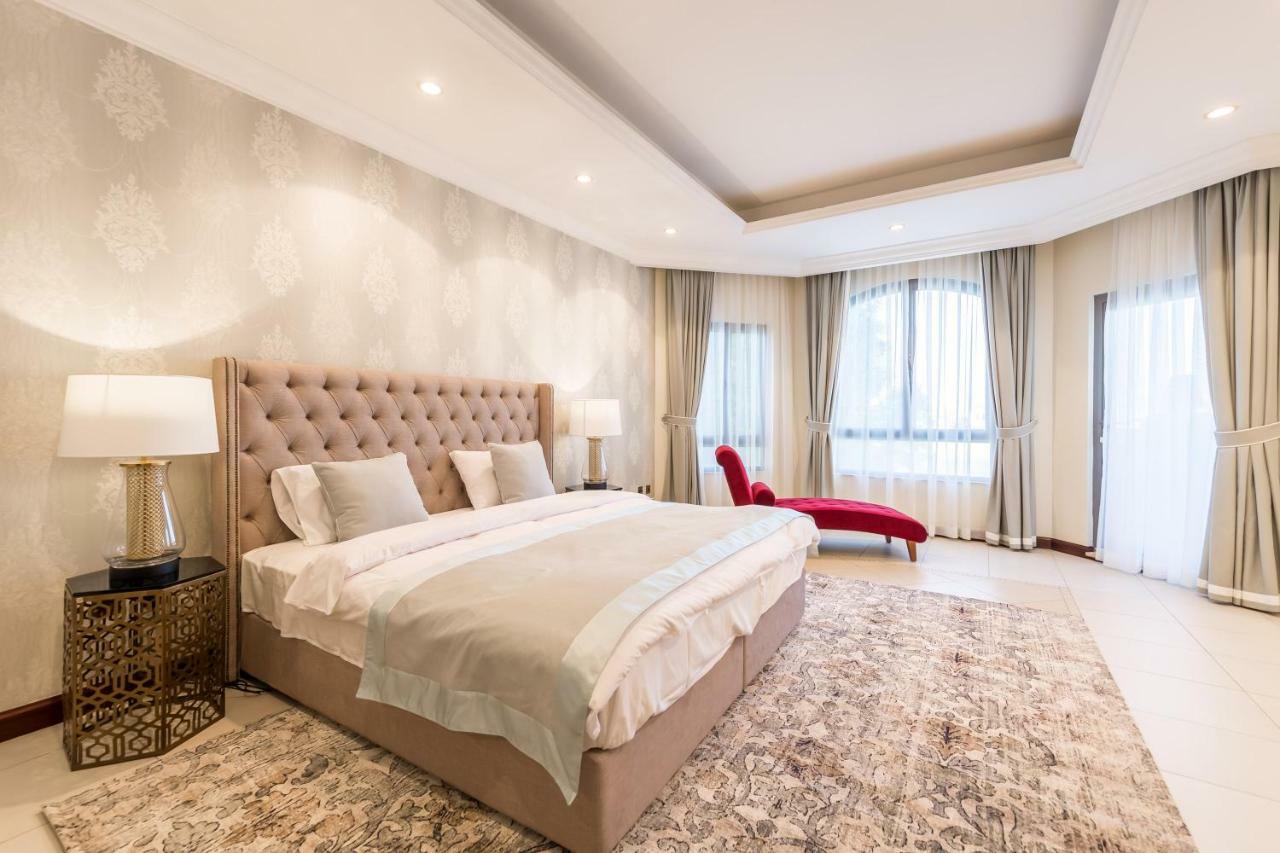 Chic 4Br Villa With Assistant Room And Private Pool On Palm Jumeirah By Deluxe Holiday Homes Дубай Экстерьер фото