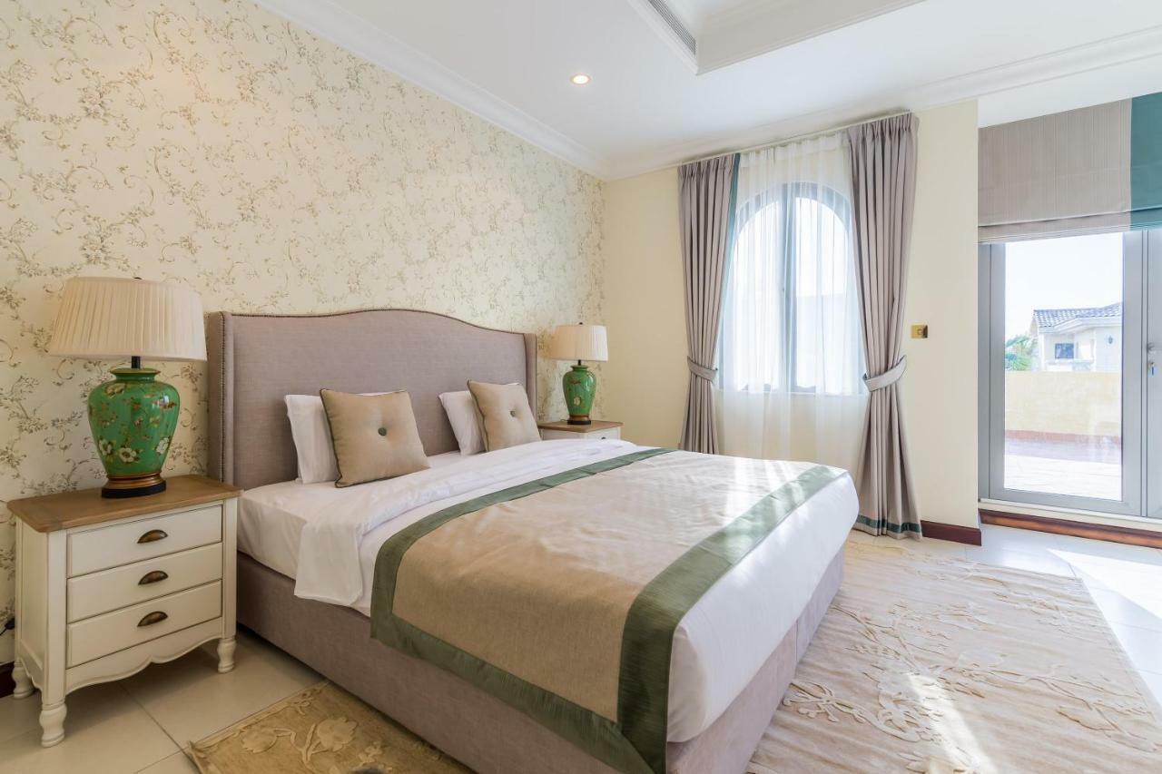 Chic 4Br Villa With Assistant Room And Private Pool On Palm Jumeirah By Deluxe Holiday Homes Дубай Экстерьер фото